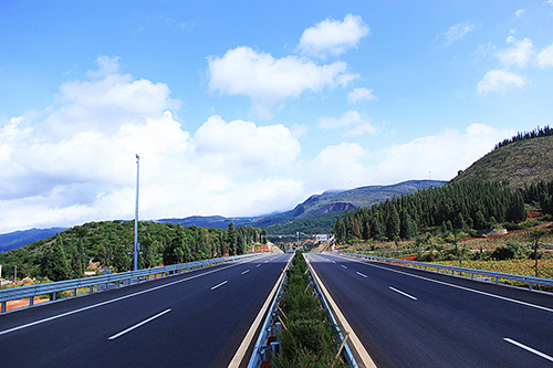 泸弥高速公路风采——交安工程纪实